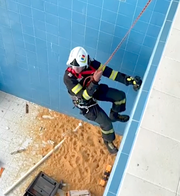 Pompierii sibieni au intervenit pentru o pisică ajunsă în bazinul de șase metri adâncime de la Olimpia. „După eliberare, pisica și-a luat rapid tălpășița, fugind spre parc”