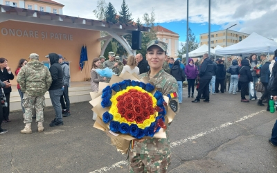 FOTO / VIDEO Elevii de la Școala Militară de Maiștri din Sibiu au depus jurământul față de Patrie: „Te face să simți că îi poți proteja pe cei din jurul tău”