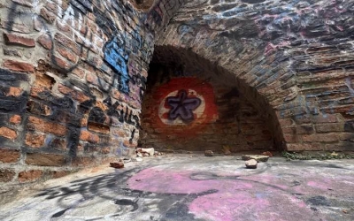 În timp ce Primăria se „laudă” cu o amendă de 6.000 de lei pentru graffiti, zidurile cetății Sibiului sunt pline de mâzgăleli