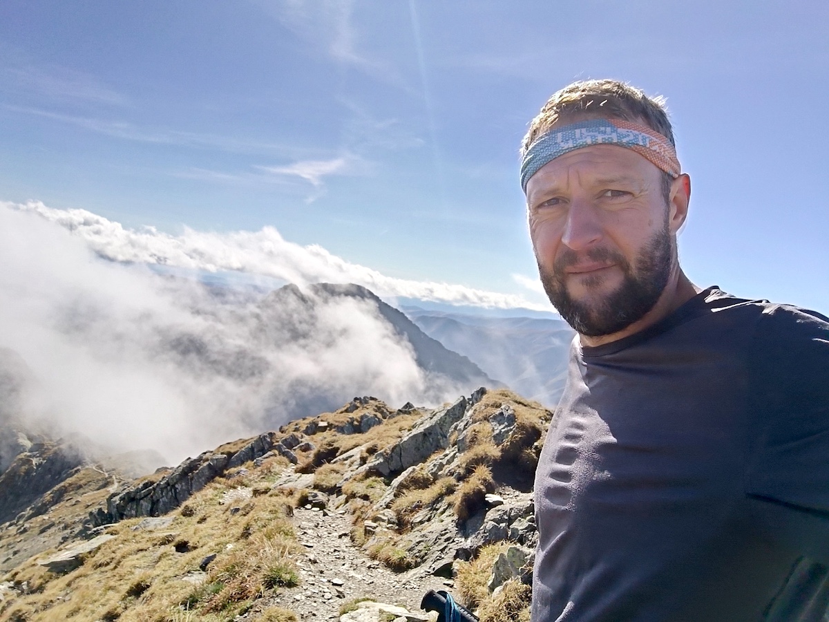 Povestea primei curse solitare dus-întors pe toată creasta Făgărașului: 166 de km, aproape 46 de ore, cu zece minute de somn. „E greu de rezumat și pentru cei care aleargă”