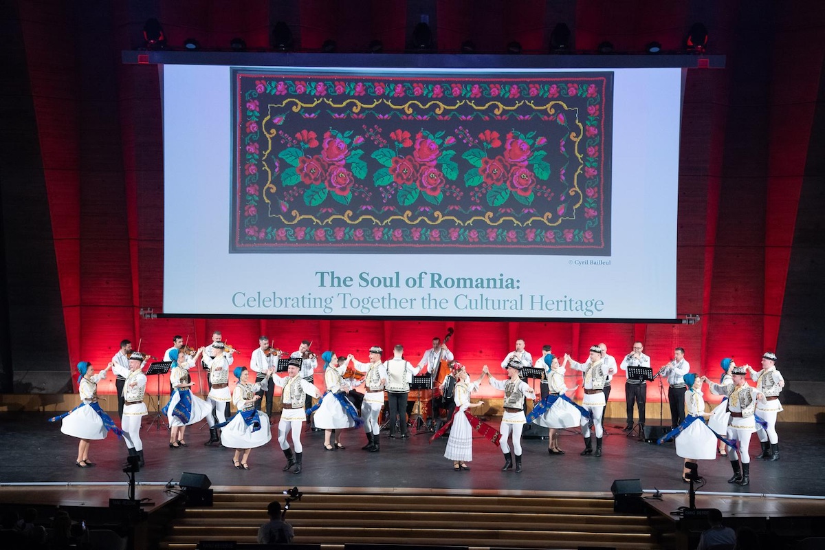 „O seară istorică pentru România!” Reacții după ce Junii Sibiului au dus folclorul românesc pentru prima dată pe scena UNESCO Paris