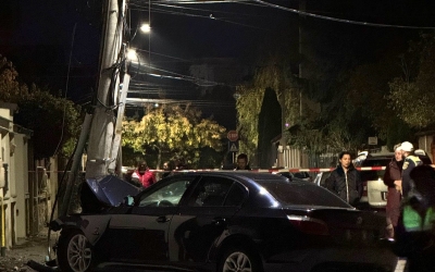Un BMW a intrat într-un stâlp: locuitorii de pe cinci străzi din Sibiu au rămas fără energie electrică