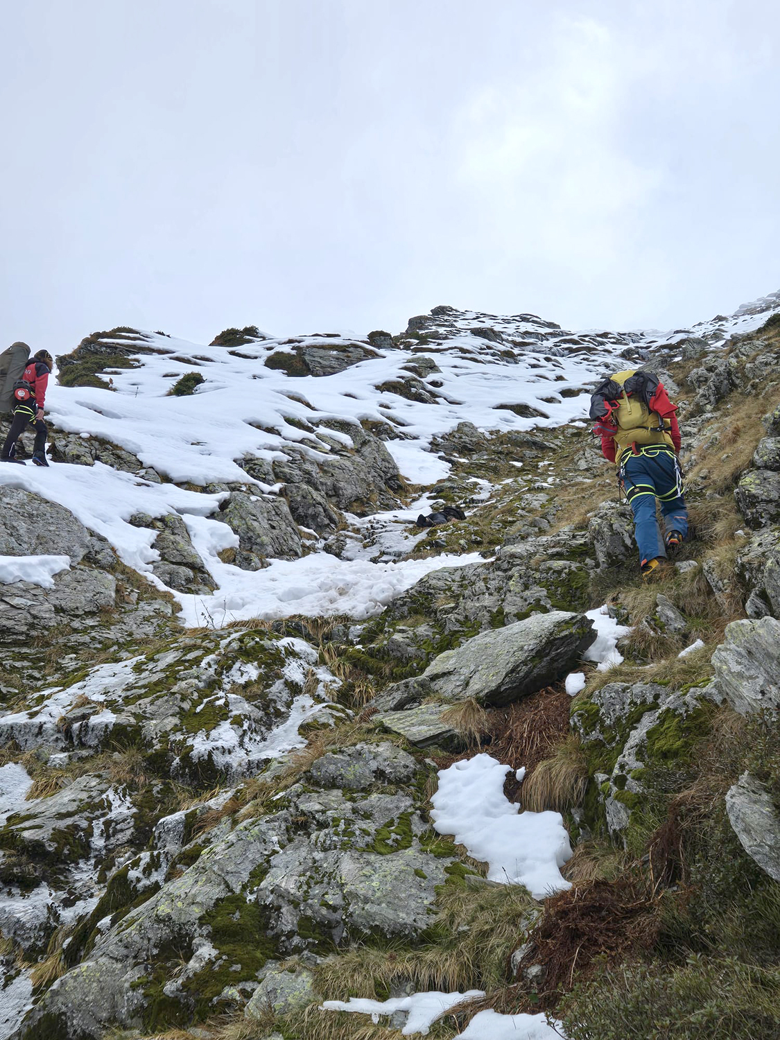 VIDEO Accidentul din Munții Făgăraș, soldat cu doi morți, cea mai complexă intervenție a Salvamont Sibiu din ultimii 7 ani. Dan Popescu: Victimele erau echipate de vară sau primăvară