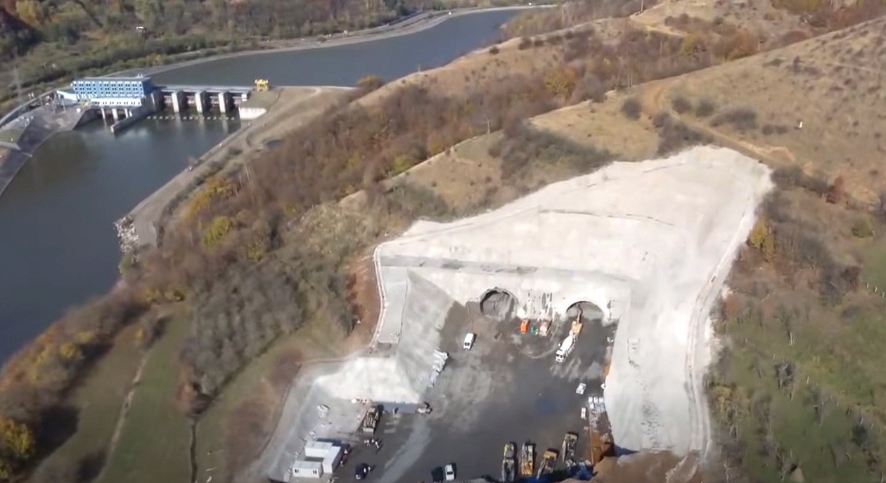 Autostrada Sibiu-Pitești: Au început operațiunile de dinamitare necesare construcției tunelului Robești, pe secțiunea 2 Boița - Cornetu