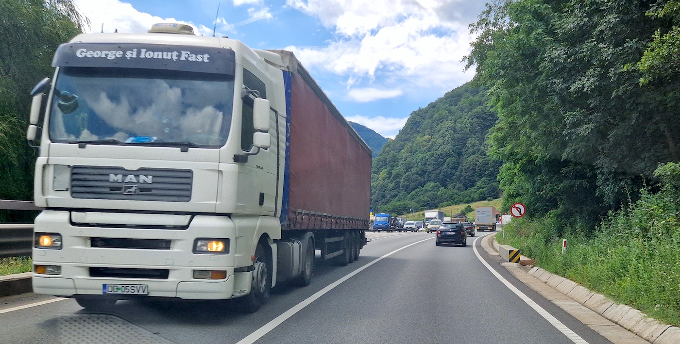 Circulație blocată pe Valea Oltului din cauza unui cablu electric căzut pe șosea