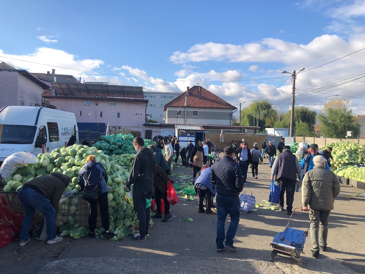 „Un client a luat și 100 de kilograme”. Varza pentru murături, la mare căutare în Piața Cibin
