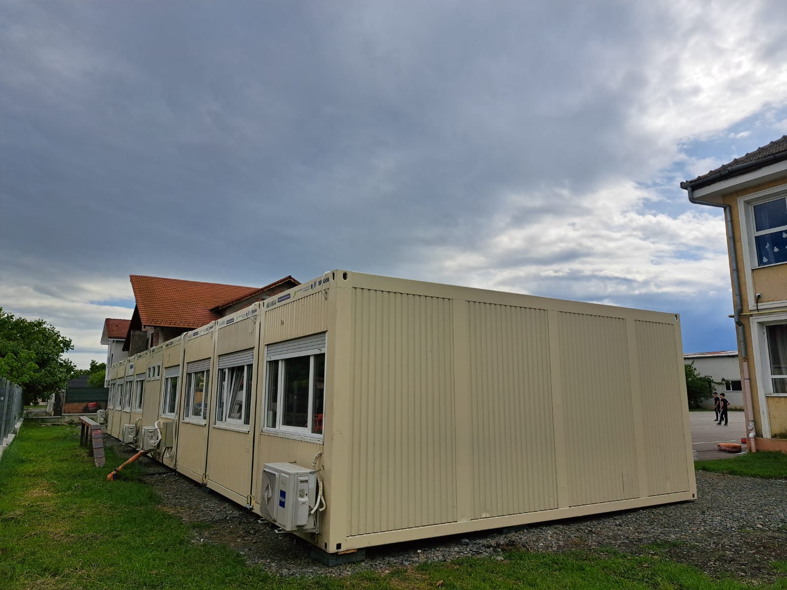 Primăria a închiriat cu 238.000 lei containerele pentru elevii Școlii „I. L. Caragiale”. Acestea vor fi amplasate pe terenul Școlii 25 timp de 7 luni