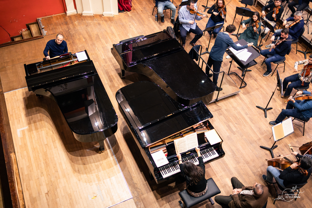 Filarmonica Sibiu: Stagiunea „Carl Filtsch” începe cu un concert cu trei piane și o expoziție de instrumente muzicale 