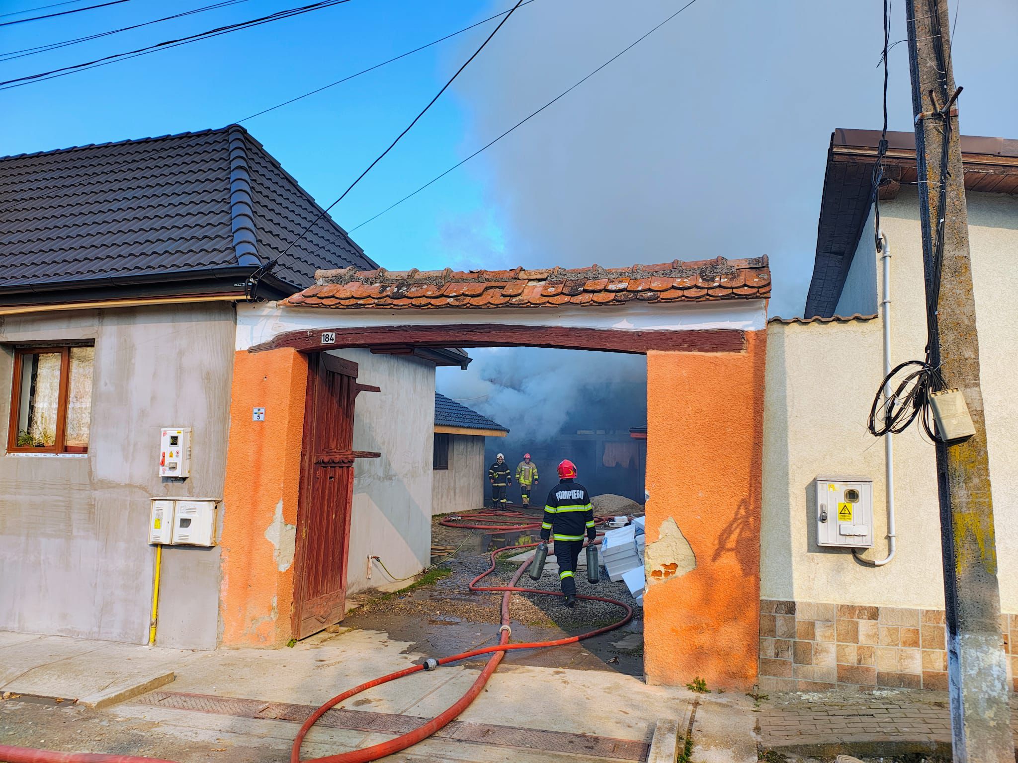Incendiu în Hamba la o anexă gospodărească. ISU Sibiu: există risc de extindere