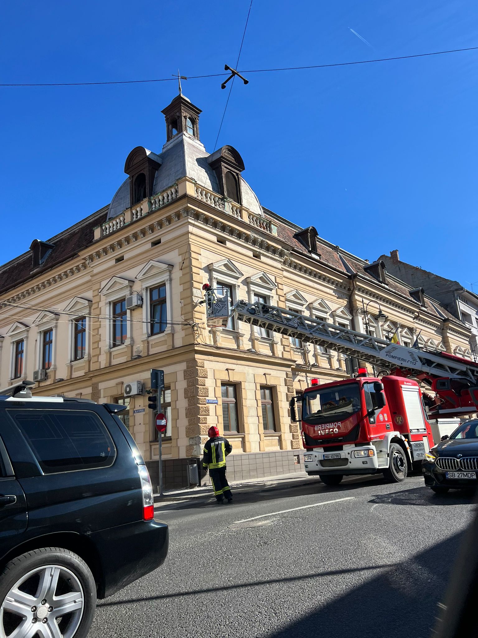 Pompierii intervin pentru îndepărtarea unor elemente de construcție aflate în pericol de cădere, de pe clădirea prefecturii. Renovarea monumentului istoric așteaptă finanțarea de la CNI