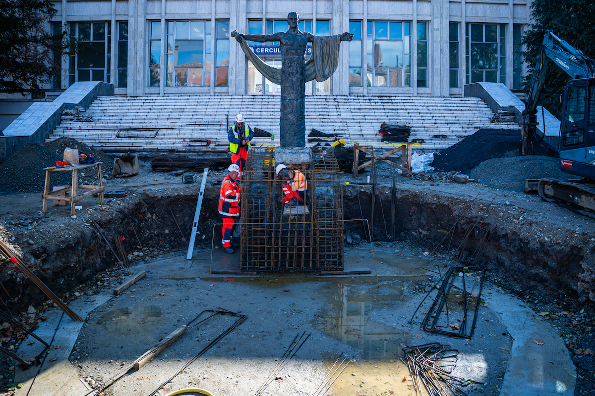 Stadiul lucrărilor la piațeta din fața Cercului Militar: a fost săpată fundația fântânii arteziene, urmează amenajarea gradenei