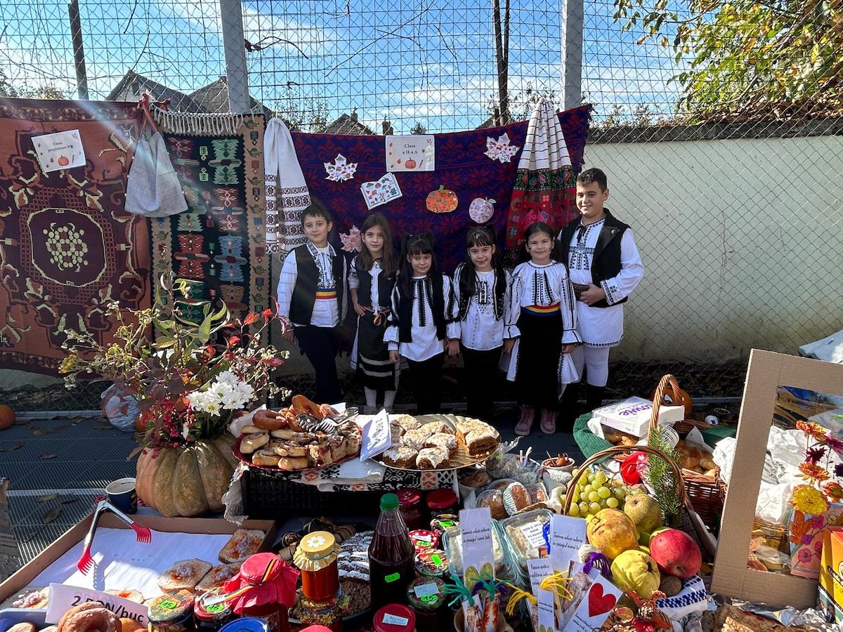 Târg de toamnă la Școala Gimnazială Nr. 8 din Sibiu. Copiii și părințIi au sărbătorit anotimpul bogăției
