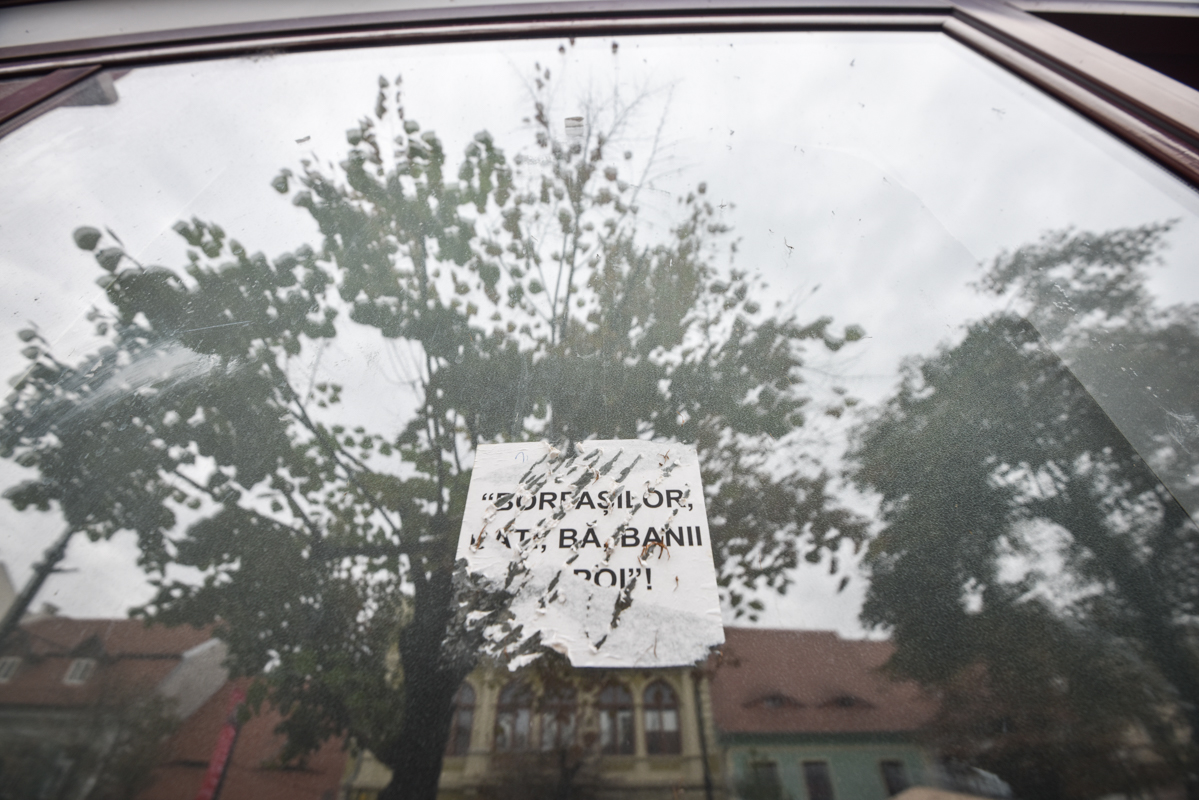 FOTO ”Borfașilor, dați bă banii înapoi!” și ”Vreau să cumpăr. Sună-mă”. Mesaje scrise pe casa pentru care familia Iohannis a fost executată silit. ANAF a explicat de ce a trebuit să schimbe yala de la intrare