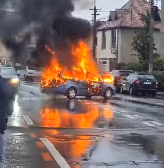 Video. O mașină a luat foc în mers. Se oprește într-un semn rutier de pe marginea străzii Rusciorului
