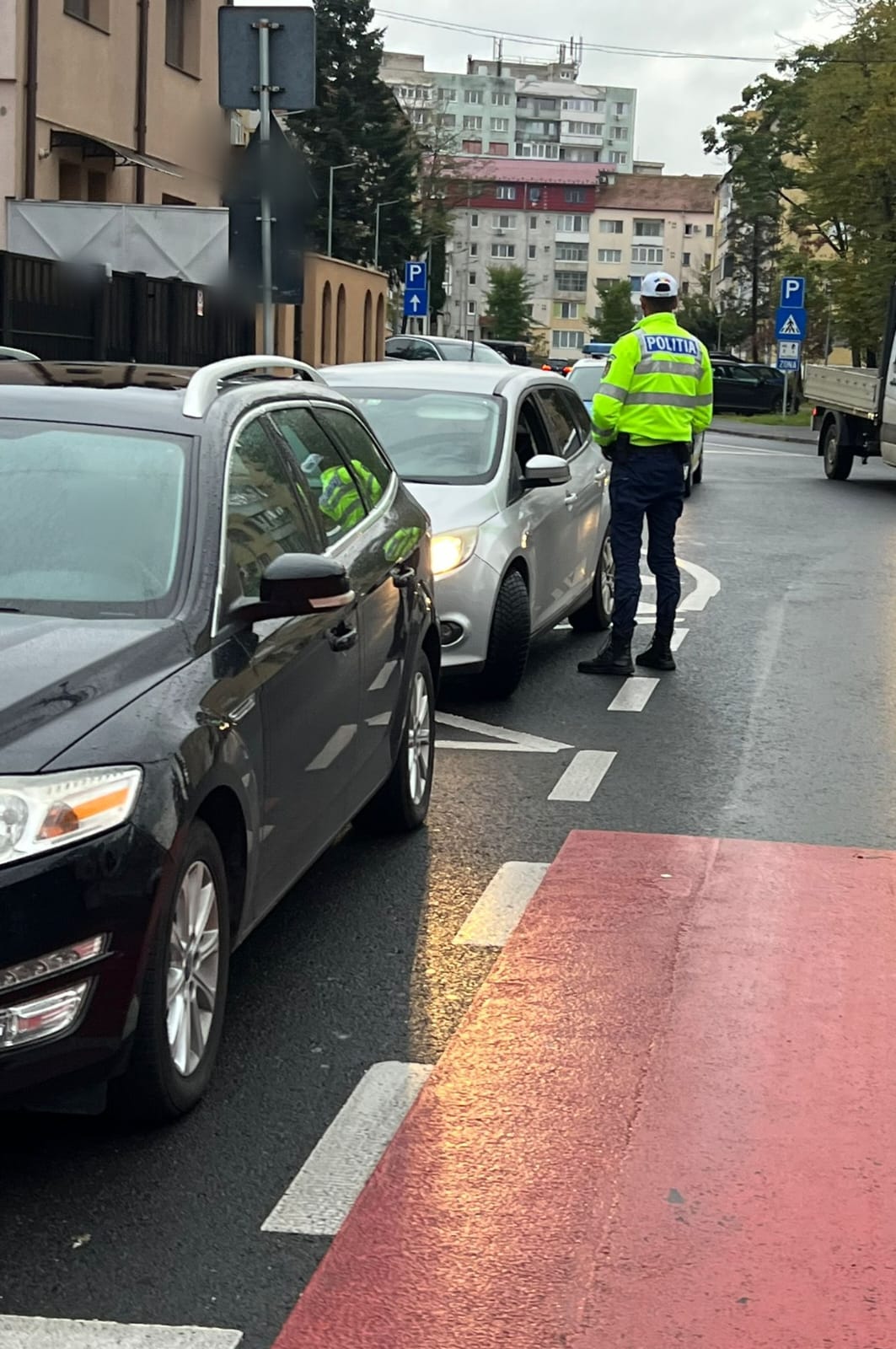 Între orele 7.20 și 8, în zona Școlii Gimnaziale 21: 6 sancțiuni aplicate de Poliția Sibiu pentru oprire neregulamentară și alcool la volan