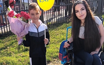 Denisa, o mamă singură în scaun rulant și fiul ei au nevoie de ajutor. Le trebuie pat, mobilă și haine: „Puterea mea este băiatul meu”