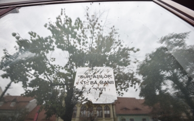 FOTO ”Borfașilor, dați bă banii înapoi!” și ”Vreau să cumpăr. Sună-mă”. Mesaje scrise pe casa pentru care familia Iohannis a fost executată silit. ANAF a explicat de ce a trebuit să schimbe yala de la intrare