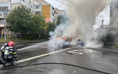 O mașină a luat foc în cartierul Terezian. Intervin pompierii