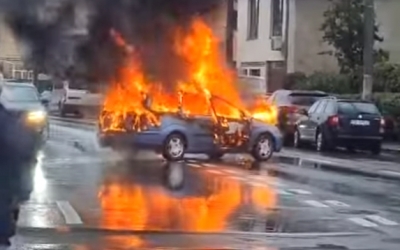 Video. O mașină a luat foc în mers. Se oprește într-un semn rutier de pe marginea străzii Rusciorului