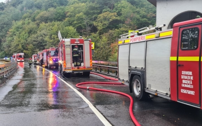 Incendiu la Mănăstirea Cozia Veche, la intrare pe Valea Oltului. Pompierii intervin cu 5 autospeciale