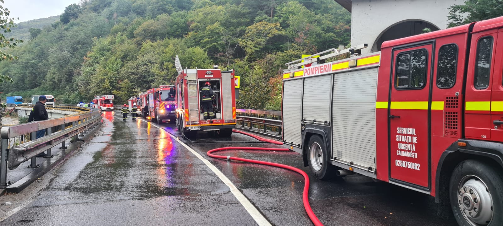 ACTUALIZARE Incendiu la Mănăstirea Cozia Veche, la intrare pe Valea Oltului. Pompierii au reușit să stingă flăcările