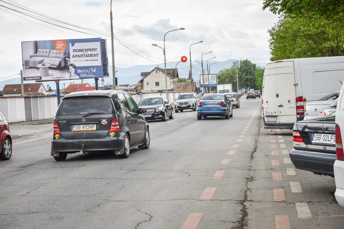 Modificările de la intrarea în Sibiu:  minus 17 locuri de parcare, plus 71 de metri de pârâu intubat, plus 0,5 m la trotuare și 0,3 m la pistele de bicicletă, patru benzi pe toată strada