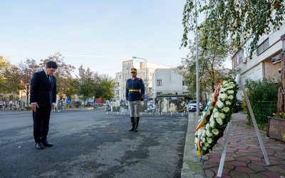 Președintele Nicușor Dan a depus o coroană de flori la fostul Club Colectiv. „Colectiv rămâne oglinda unui stat care nu a funcționat și s-a ghidat de prea multe ori după principiul merge și așa”