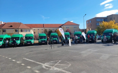 Știrile zilei: Ministrul francez al apărării, în vizită la Sibiu, victimele de la Colectiv, comemorate printr-un marș „mut”, 13 noi microbuze electrice, distribuite de CJ pentru elevii din județ