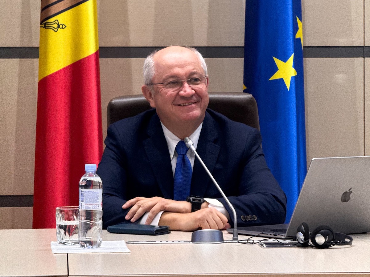 Noul guvern al Republicii Moldova a fost învestit de Parlamentul de la Chișinău. Prim-ministru este Alexandru Munteanu, economist cu trei cetățenii