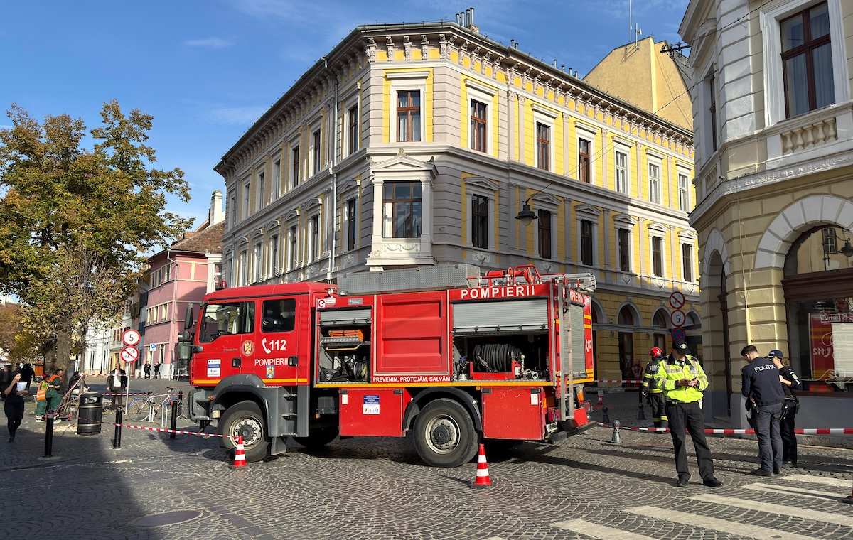 O a doua intervenție a pompierilor în centrul Sibiului, în același loc: degajări de fum din canalul tehnic stradal în care se află cabluri de telecomunicații