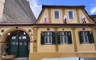 Decoruri de Halloween, realizate de un sibian pe străzile Filarmonicii și Victor Tordășianu: Am vrut să fie o atracție gratuită pentru oameni, e foarte important să aduci un zâmbet pe fețele lor