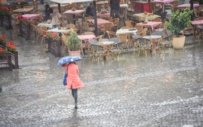 La noapte revin ploile. Meteorologii anunță vreme rece și ninsori la munte