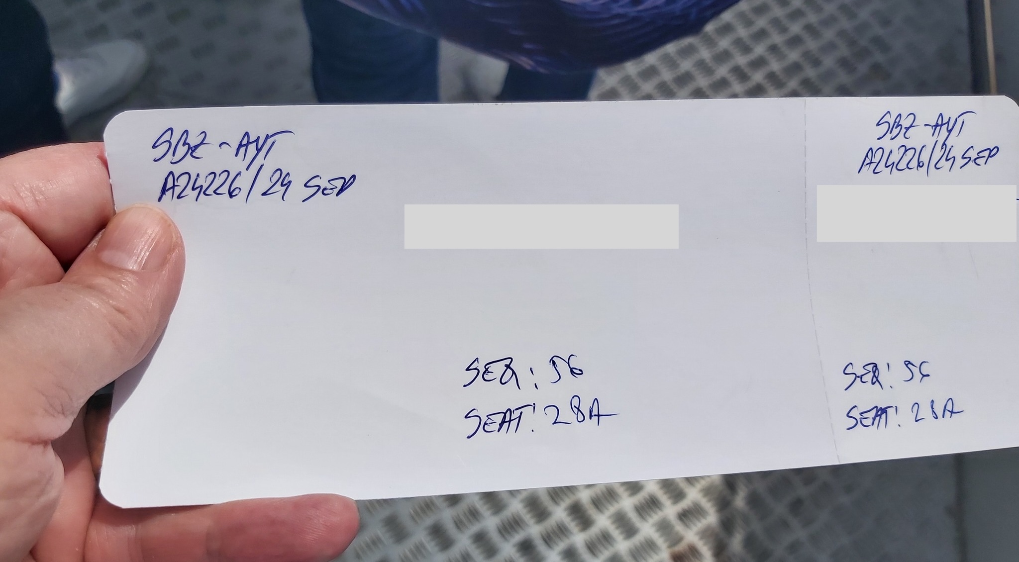 Bilete ”de mână” la Aeroportul Sibiu: ”Ori nu aveau primite datele în sistemul de check-in, ori au avut o problemă de rețea, ori una cu imprimantele”. Aeroportul nu are nicio reacție
