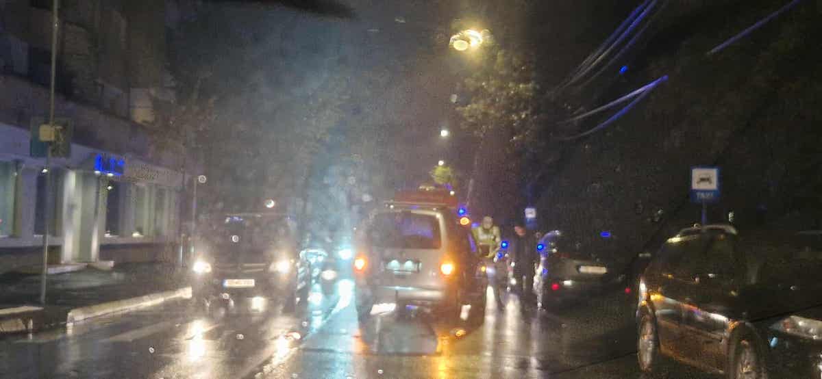 Tânără de 19 ani lovită de mașină, în timp ce traversa strada, pe Bulevardul Victoriei. A fost transportată la spital