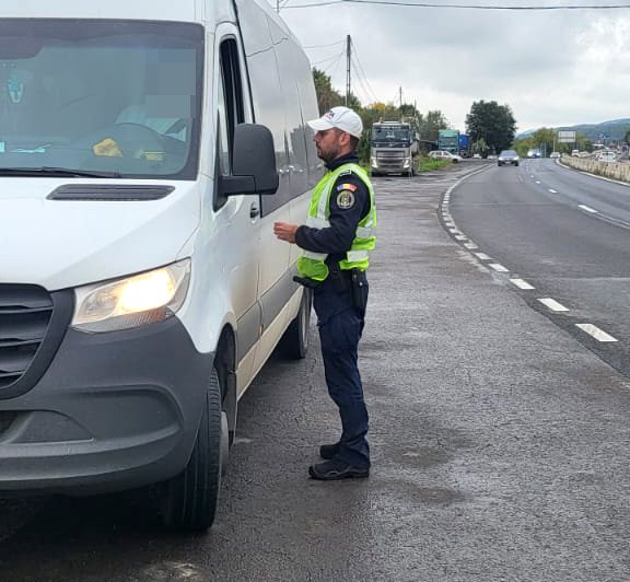 Telefonul mobil, mâncatul și conversațiile la volan, printre cele mai frecvente distrageri de la condus observate de polițiști în Sibiu