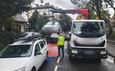 Amenzi de peste 1.400 de lei și o mașină ridicată în zona Colegiului „Octavian Goga” și a Școlii Gimnaziale nr. 1 din Sibiu. Polițiștii intensifică controalele în zona școlilor