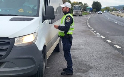 Telefonul mobil, mâncatul și conversațiile la volan, printre cele mai frecvente distrageri de la condus observate de polițiști în Sibiu