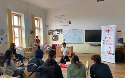 Crucea Roșie Sibiu instruiește peste 200 de elevi și profesori în acordarea primului ajutor. Devin „salvatori” certificați internațional