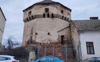 Turnul Pielarilor, în vizor public doar în urma sesizărilor. Consilier local: „Este nevoie de o restaurare completă”. Direcția de Cultură: Proprietarul să intervină în regim de urgență. Îi voi contacta pe cei de la patrimoniu