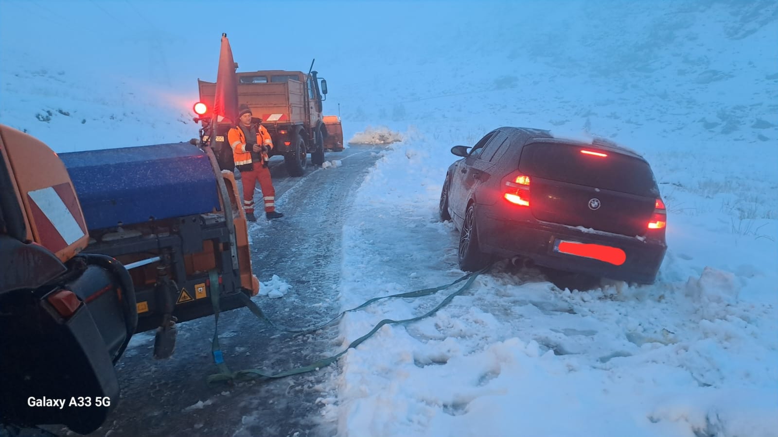 Actualizare. Mașină blocată peste noapte pe Transfăgărășan. Drumul, închis temporar de miercuri dimineață