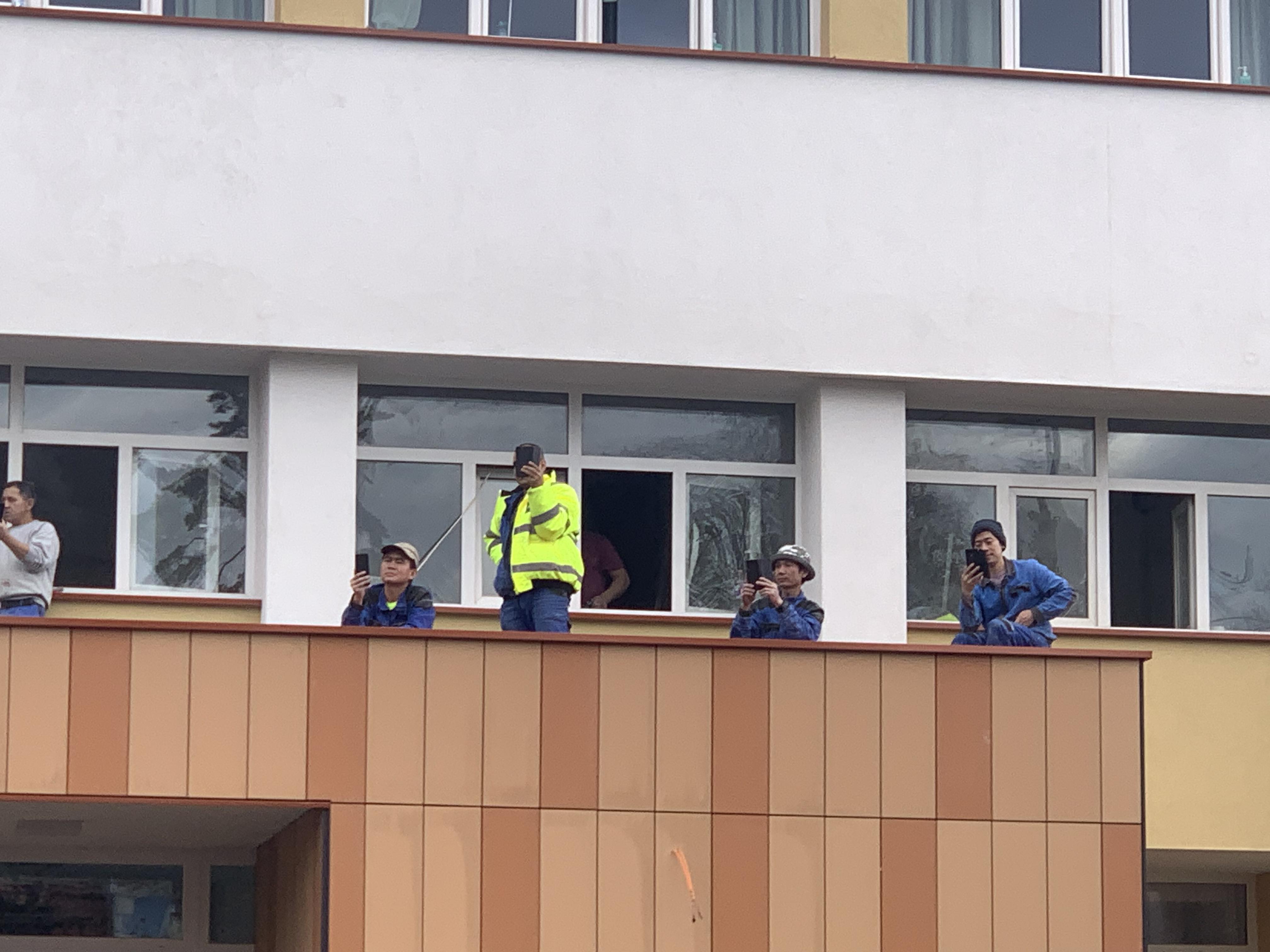 Muncitorii străini reprezintă 1,3% din populația Sibiului. Județul se află pe locul 6 la proporția străinilor din populație. Pe primul loc e Ilfov, cu peste 4%
