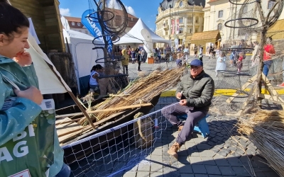 Muzeul Astra: Meșterul Ioan Benghea împletește plase de pescuit în văzul oricui înțelege să-l priceapă