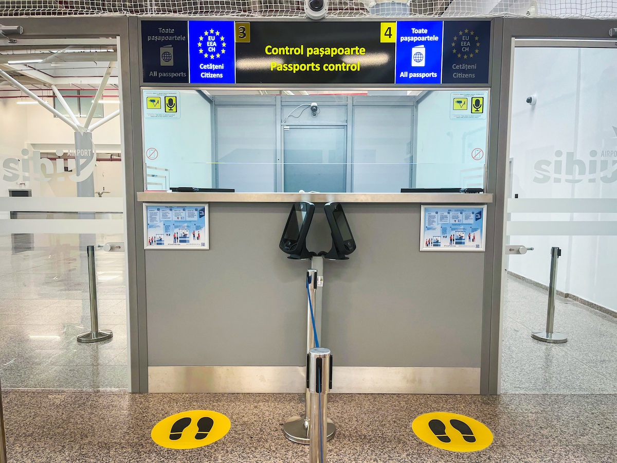 Aeroportul din Sibiu este primul din țară unde străinii nu mai trebuie să stea la ștampilat pașapoarte. „Începând de duminică”