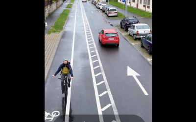 Urban Bike Revolution: Pe o stradă cu sens unic, bicicleta are aceleași drepturi ca mașina. Șoferi: nu puneți presiune pe biciclist, adaptați viteza și păstrați distanța de siguranță