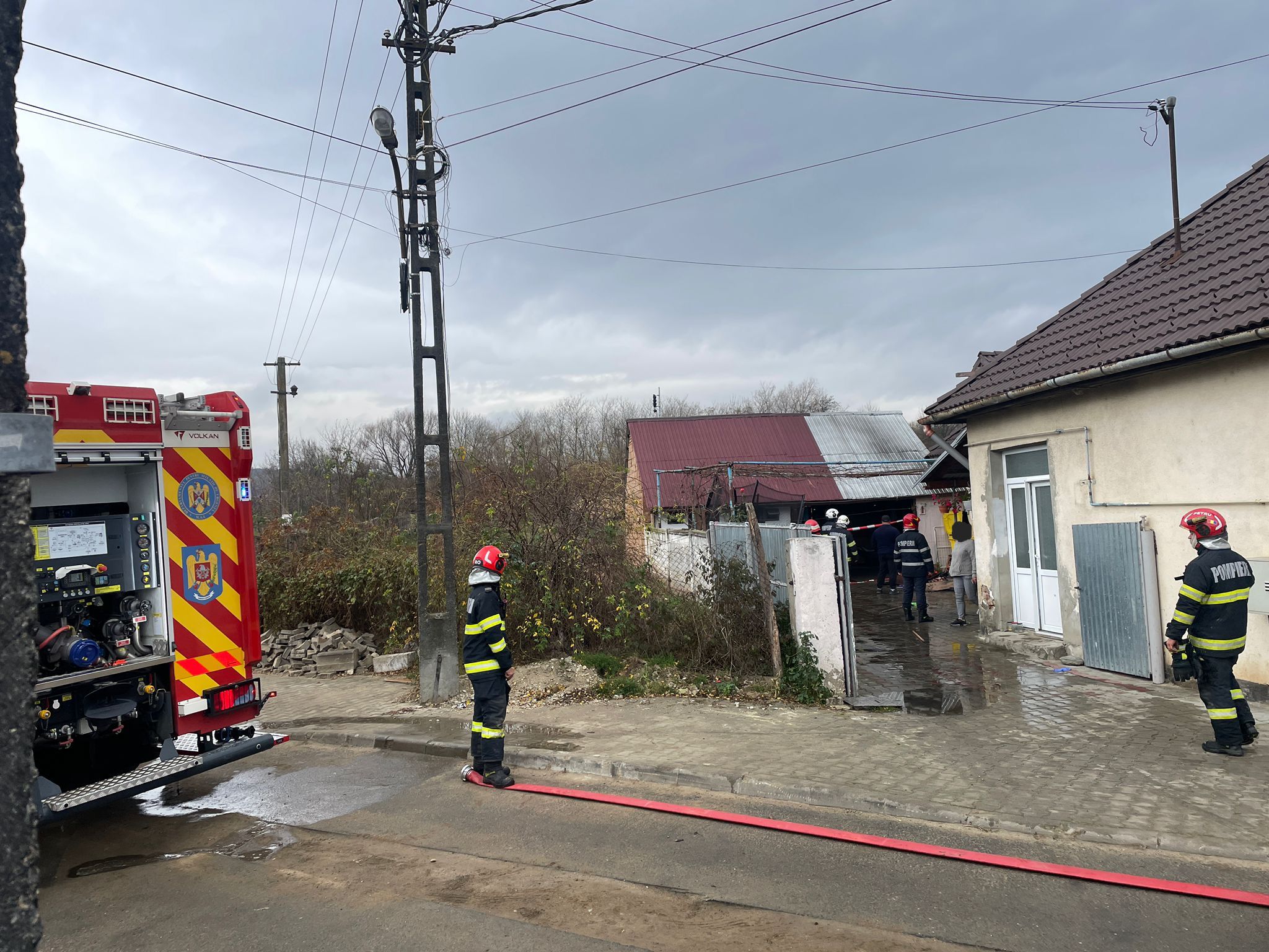 Actualizare incendiu Veștem. Un bărbat de 66 de ani ar fi încercat să dea foc casei după care s-ar fi spânzurat