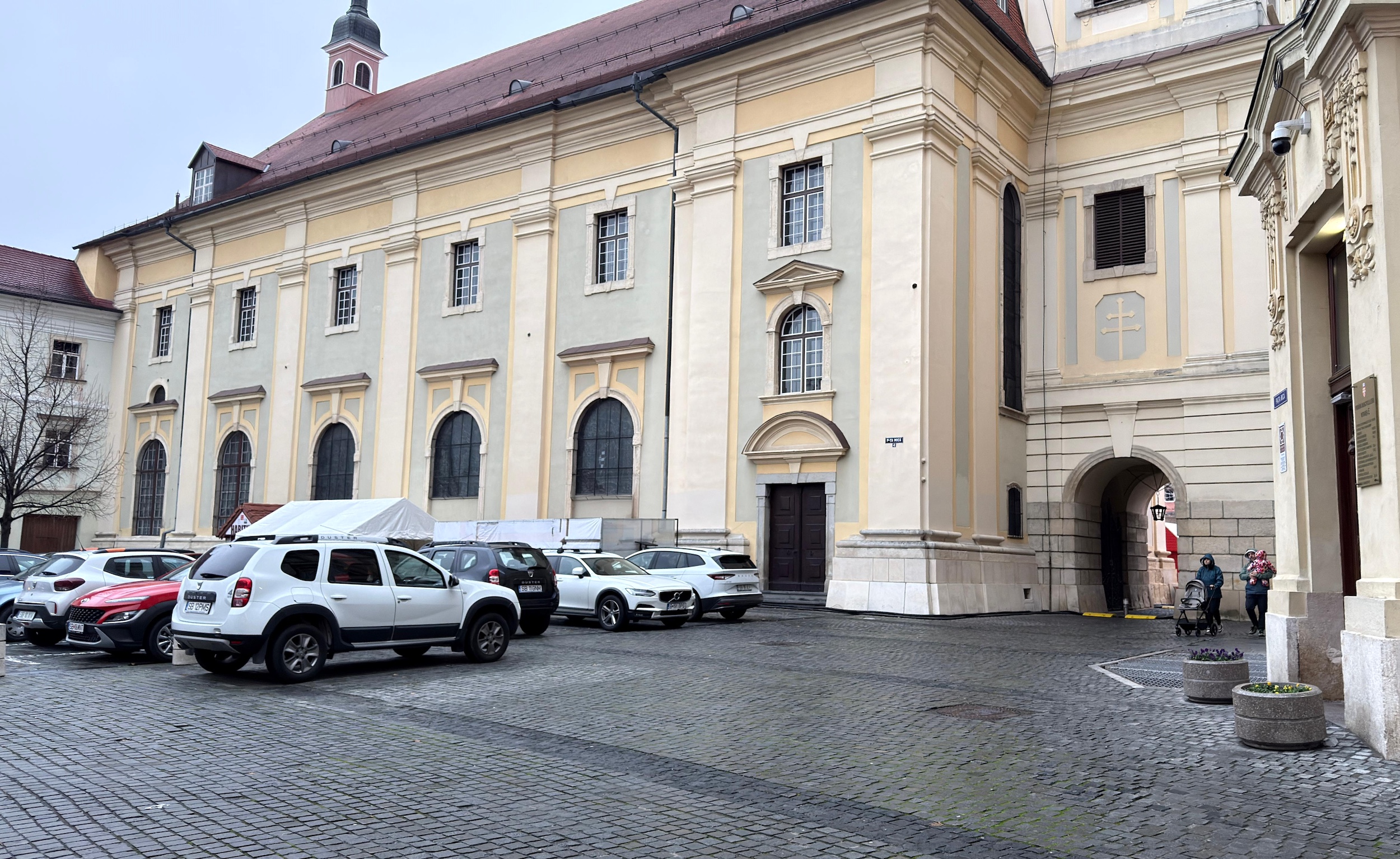 Planul urbanistic pentru Piața Mare și cea Mică propune înlocuirea parcărilor folosite de șefii din Primărie cu spații verzi. Dar „fără obligativitate”