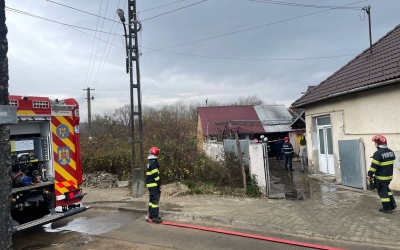 Actualizare incendiu Veștem. Un bărbat de 66 de ani ar fi încercat să dea foc casei după care s-ar fi spânzurat