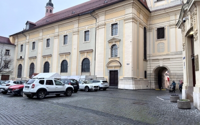 Planul urbanistic pentru Piața Mare și cea Mică propune înlocuirea parcărilor folosite de șefii din Primărie cu spații verzi. Dar „fără obligativitate”