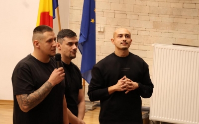 Trei tineri închiși la Aiud au povestit studenților cum trec prin dependență și detenție: „Am văzut o pulbere cristalizată pe telefonul lor. Am spus: vreau să încerc și eu”