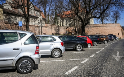 Din decembrie: parcările cu plată vor fi vopsite cu albastru, iar amenzile pentru neplată vor fi generate din două mașini cu sisteme de monitorizare. Fodor: „Este spectaculos”